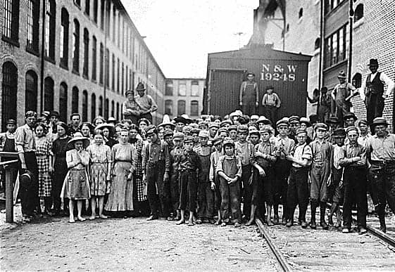 Workers gathered outside the Fries Cotton Mill in Virginia, early twentieth century
