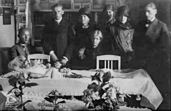 Appalachian sitting up vigil where mourners kept watch in the home before burial